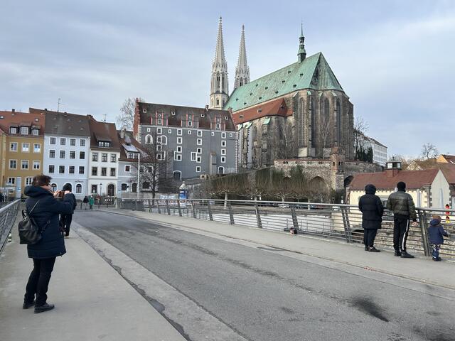 Sicht auf St. Peter und Paul von der Fußgängerbrücke aus. 
Leider gab es - trotz  vorhandener anderslautender Infos - keine Möglichkeit, die Kirche zu besichtigen. 
