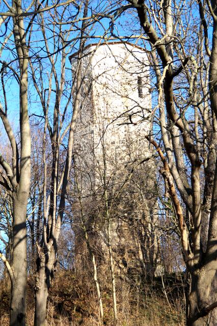 nur der 24 m hohe Bergfried ist von der mittelaterlichen Burg erhalten geblieben