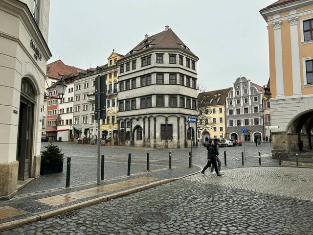 Mitte: Die Stadtwaage – hier wurden in der Stadt eintreffende Waren registriert und verzollt. Heute steht das Gebäude leer. 

