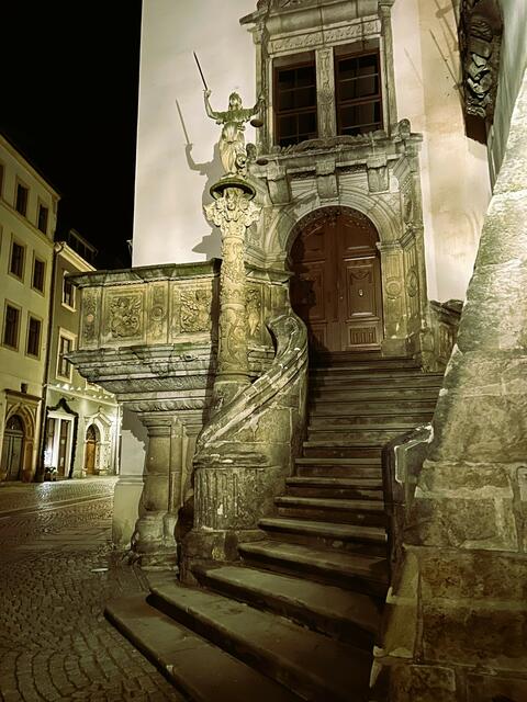 Treppe mit einem Eingang zum Rathaus, fotografiert bei der Silvester-Stadtführung kurz vor Mitternacht. 
