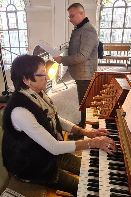 stimmgewaltiger Sänger Christian Schöllhorn, der auch den Mesnerdienst versah und Organistin Rita Buchner gestalteten die musikalische Umrahmung
