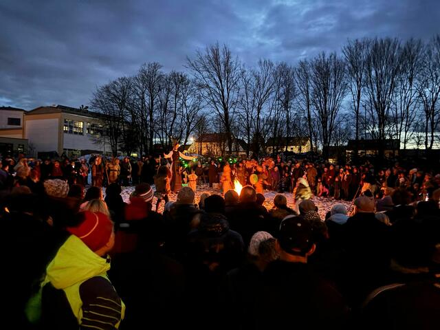 Ein dynamisches grandioses Schauspiel rund ums Neujahrsfeuer hat in Diedorf  an die 500 Zuschauer und 40 Perchten angezogen