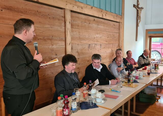 Vorstandstisch Pfarrer Augustinus Hieber Gedächtnis Verein e. V. (v. l. n. r.) Dekan Kurt Benedikt Susak, Armin Fehr, Jürgen Immler, Bernhard Müller, Lothar Keck, Wolfgang Huchler und Franz-Anton Blank