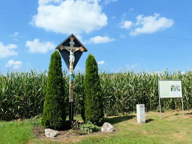 Wegkreuzung beim Übergang über die Eisenbahn | Foto: Dr. Hubert Raab