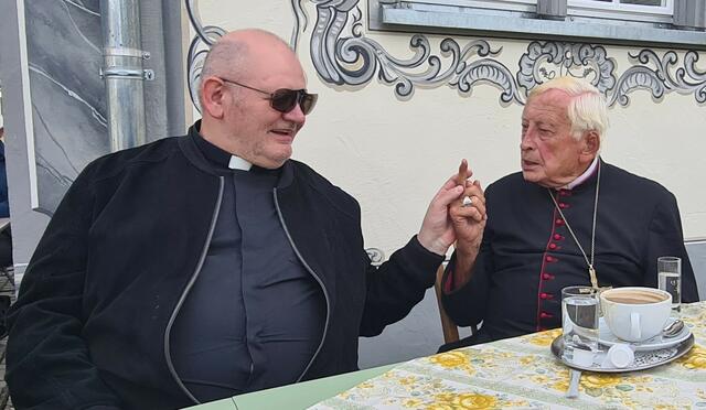 … begegnet am 04. August 2024 Pfarrer Hanspeter Milz im s‘ Himmelreich und besucht …