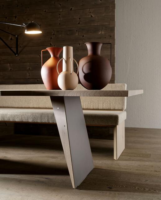 Die Möbel im alpinen Flair kennzeichnen sich durch Designdetails mit handwerklicher Raffinesse. | Foto: djd-k/Voglauer Möbelwerk/Vierhauser Florian