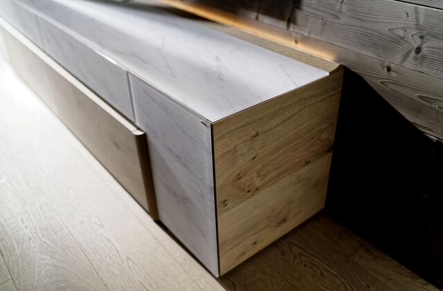 Vorspringende Massivholzfüße machen das Sideboard besonders interessant. | Foto: djd-k/Voglauer Möbelwerk/Vierhauser Florian