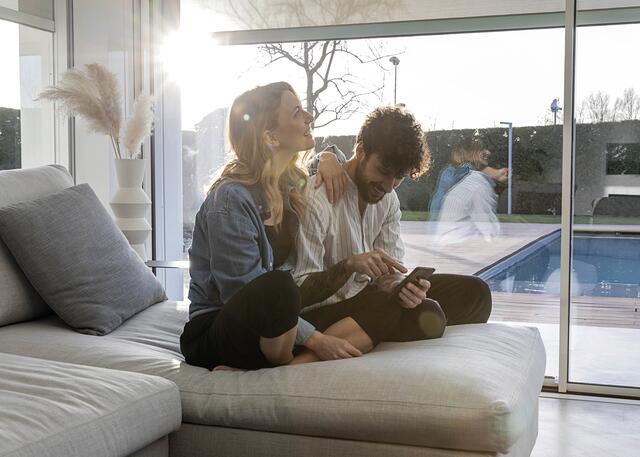 Wer sein Zuhause smart vernetzt, profitiert von mehr Komfort sowie erhöhter Sicherheit und hat die Möglichkeit, Heizung, Sonnenschutz &amp; Co. bedarfsgerecht zu regulieren.  | Foto: HLC/Niceforyou.com/elero