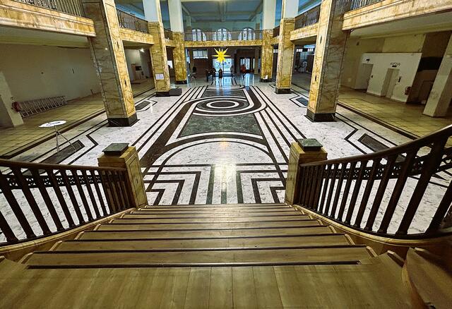 Der Boden ist mit einer Folie beklebt. Passend zu einem Film, der hier gedreht wurde. 