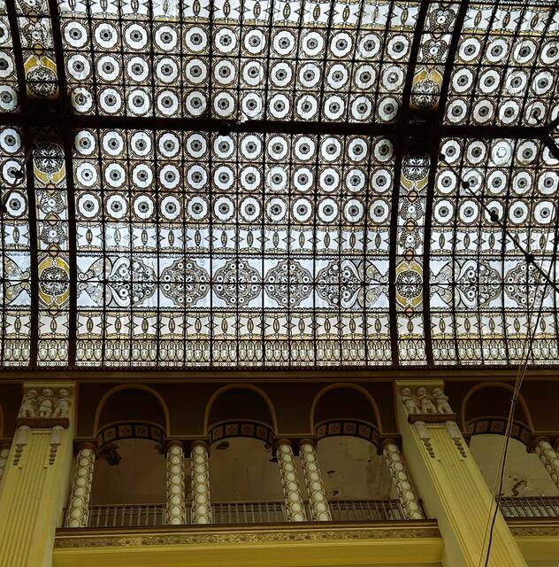 Die prächtige Glasdecke des Lichthofes 