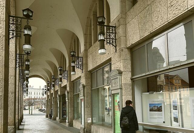 Der Gehweg wurde einst mit einem Arkadengang überbaut, der dem des Kaufhauses Wertheim in Berlin gleicht. 