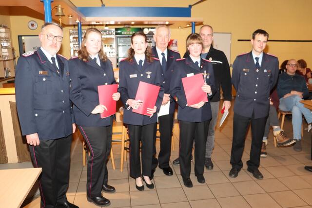 v.l.: Carsten Burose (stv. OrtsBM), Svenja Brennecke, Katharina Schnehage, Hans-Heinrich Schnehage, Henriette Schnehage, Tim Schröder, Gerrit Schnehage (OrtsBM)