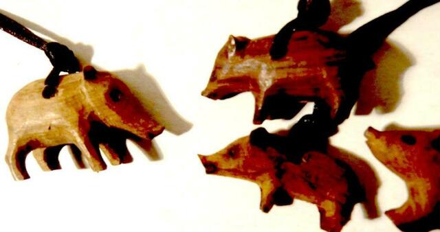 Aus Tropenholzresten geschnitzte "Schweinchen". Pecaris, die von den Guarani-indianern in Paraquay als Spielzeug und Traumbringer an Ihre Kinder gegeben werden. Ein paar wenige dieser Anhänger können wir interessierten Besuchern unserer Schmuckausstellung fremder Kulturen im Haus der Kulturen weitergeben.