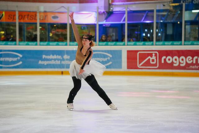 Eine Gazelle eilt vorbei, denn sie muss schnell zu ihrer Herde zurück. | Foto: juliamayr-photo.com