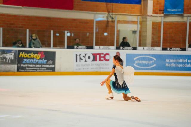 Doch dann kommt ein Engel und verkündet die Weihnachtsbotschaft von Frieden auf Erden. Die Raubtiere werden nachdenklich und ziehen sich zurück. | Foto: juliamayr-photo.com