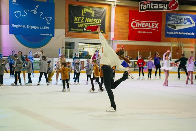 Nach und nach kommen alle Engel, Bäume und Tiere hinzu und alle feiern ein großes Fest. | Foto: juliamayr-photo.com