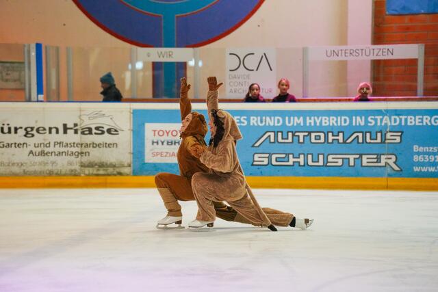Nachdem die Hitze am frühen Abend etwas nachgelassen hat, umwerben sich ein Löwe und seine Löwin. | Foto: juliamayr-photo.com