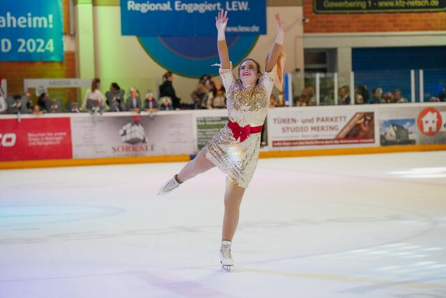 ... und auch ein glitzernd verpacktes Weihnachtsgeschenk kommt hinzu. | Foto: juliamayr-photo.com