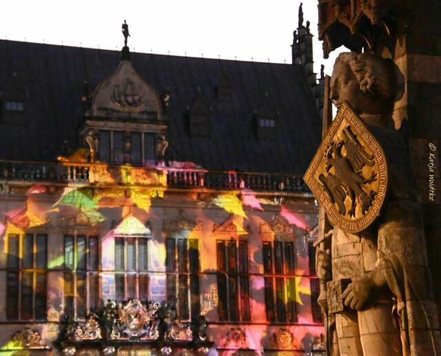 Lichter der City in Bremen (Foto: Katja Woidtke)

Der Bremer Roland schaut auf das bewegte Farbenspektakel am Schütting | Foto: Katja Woidtke