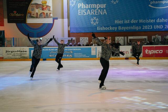 Die Giraffen ziehen zum Sonnenaufgang durch die Savanne. | Foto: juliamayr-photo.com