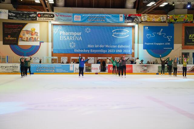 Und sogar die Bäume schmücken sich weihnachtlich und beginnen zu tanzen. | Foto: juliamayr-photo.com