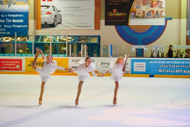 Weitere Engel kommen hinzu und verbreiten die frohe Botschaft. | Foto: juliamayr-photo.com