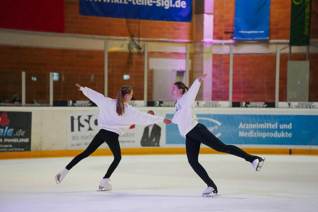 Schließlich eröffnen zwei Weihnachtsfrauen zu "Santa's coming for us" das Weihnachtsfest. | Foto: juliamayr-photo.com