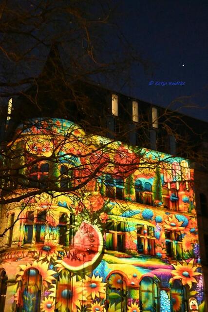 Lichter der City in Bremen (Foto: Katja Woidtke)

Quietschbunte Fassade am Unser Lieben Frauen Kirchhof | Foto: Katja Woidtke