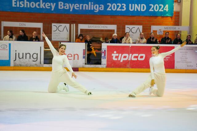 Vom Zugvogel benachrichtigt, machen sich zwei Polarbären auf, um mit den anderen Tieren zusammen Weihnachten zu feiern. | Foto: juliamayr-photo.com