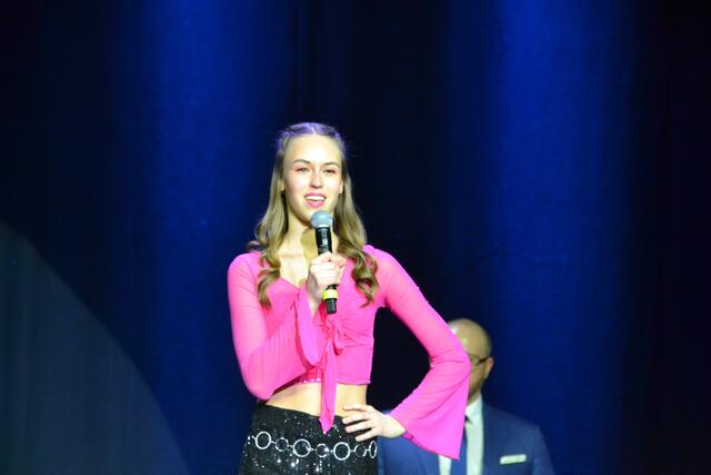 Die Hofmarschallin der Little Magics Alina Fitz stellte gekonnt das Kinderprinzenpaar und die Nachwuchsgarde vor.