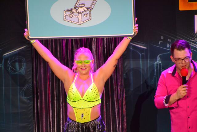 Die letztjährige Faschingsprinzessin Celine Knoth zeigte eine Monopoly-Ereigniskarte.