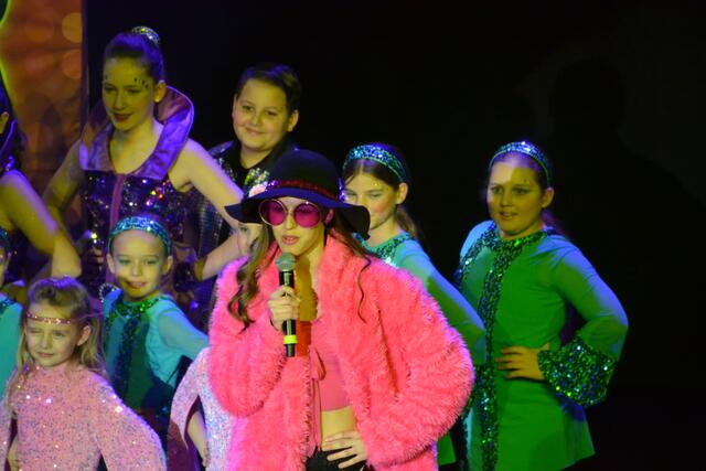 Die Hofmarschällin Alina Fitz während der Little-Magics-Show "Disco Fever".