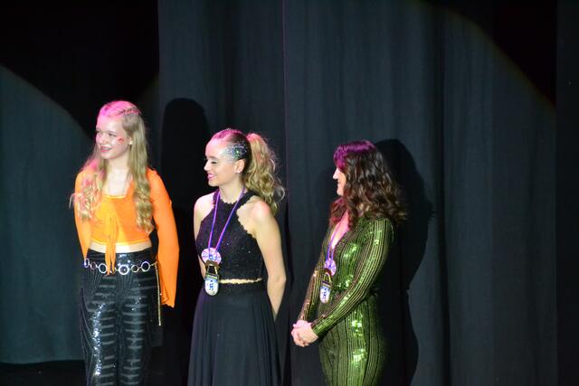 Maja Hatzelmann, Michelle Heigl und Jil Metzger (von links) unterstützten Corinna Wagner bei den Trainings.