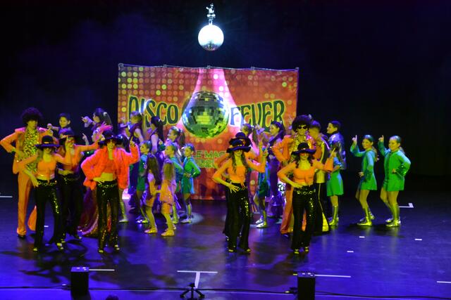 Die "Little Magics" bei ihrer Show "Disco Fever".