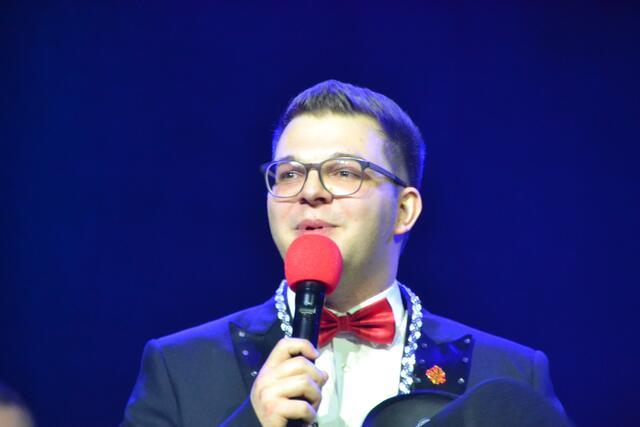 Sebastian Pfiffner, der Hofmarschall der Lechana stellte gekonnt das Motto, das Prinzenpaar und die Garde vor.