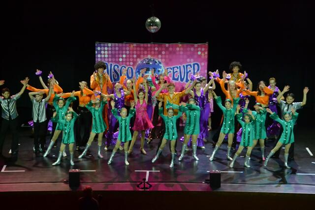 Die "Little Magics" bei ihrer Show "Disco Fever".