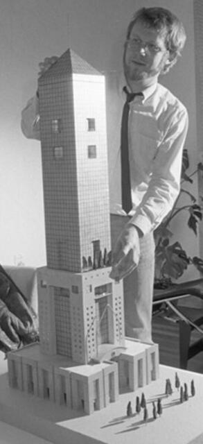 Architekt Hans Robert Hiegel mit Model Campanile | Foto: © Bild: www.facebook.com/Hiegel.H.R CC 