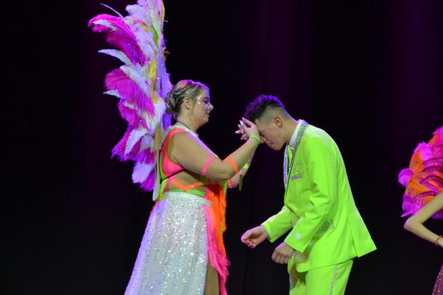 Eine wichtige Tätigkeit der Prinzenpaare im Fasching ist die Verleihung der Orden. Hier überreicht die Prinzessin Vivienne I. ihrem Prinz den Lechana-Orden.
