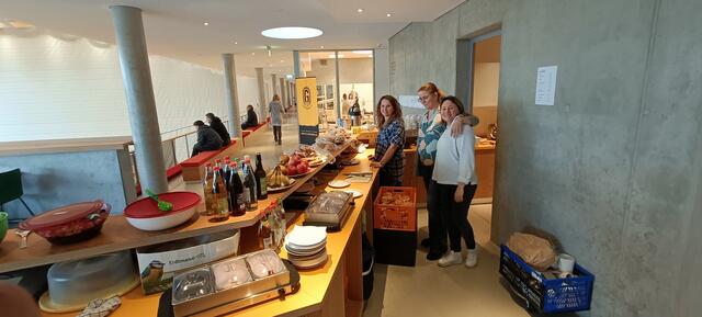 Die Helfer des Vereins Volleyball Damen IV des TSV Gersthofen überzeugten durch eine gut organisiertes Tournier. So gab es auch Getränke, Kaffee und Kuchen. | Foto: Torsten Butter