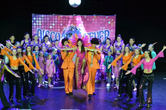 Die "Little Magics" bei ihrer Show "Disco Fever".