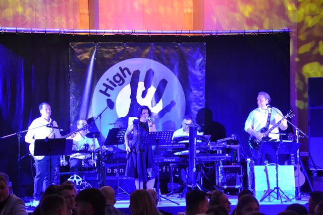 Die Band "High Five" lockte mit schwungvoller Tanzmusik viele Gäste auf das Tanzparkett.