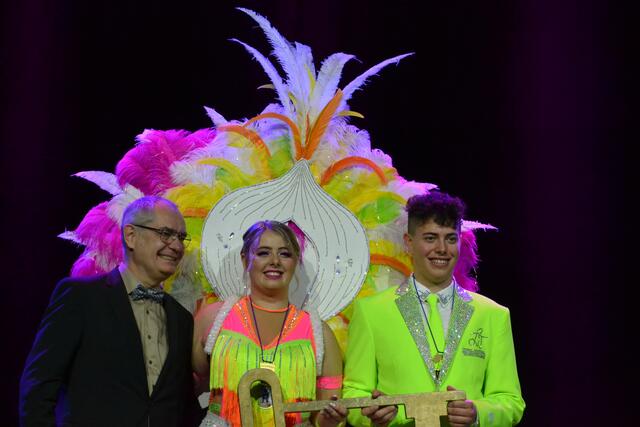 Auch Bürgermeister Michael Wörle scheint Gefallen daran zu finden, bis Ende der Faschingszeit das Zepter an andere übergeben zu dürfen.