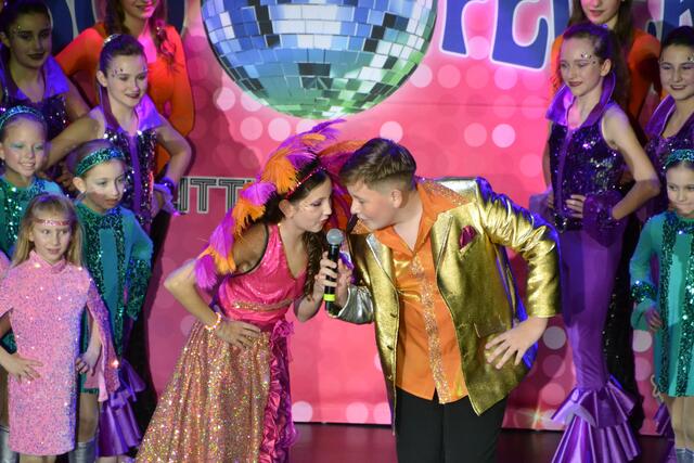 Das Kinderprinzenpaar Zoe I. und Luca I. während der Little-Magics-Show "Disco Fever".