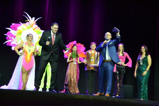 Scherzhaft bestand Holger Franz auf eine Tanzeinlage zusammen mit Thomas Liepert, die dieser allerdings zu verhindern wusste, da Holger Franz "schon auf der KOL-LA tanzen dürfe".