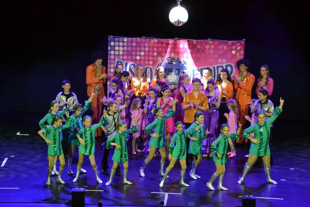 Die "Little Magics" bei ihrer Show "Disco Fever".
