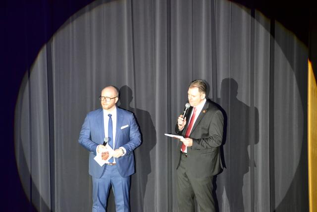 Die Moderatoren des Abends Thomas Liepert und Holger Franz (rechts) kündigten unter anderem den Auftritt der Lechana-Garde an.