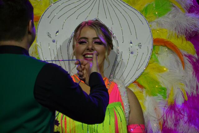 Tobias Gaugenrieder, der neu gewählte Präsident der Lechana, überreichte den allerersten Faschingsorden der Saison an Prinzessin Vivienne I. 