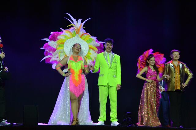 Das Prinzenpaar der Lechana Vivienne I. (Terranova) und Luca I. (Terranova) (links) sind Geschwister und ergänzten sich auf der Bühne perfekt. Ein echter Hingucker ist der überdimensionale Rückenschmuck der Prinzessin