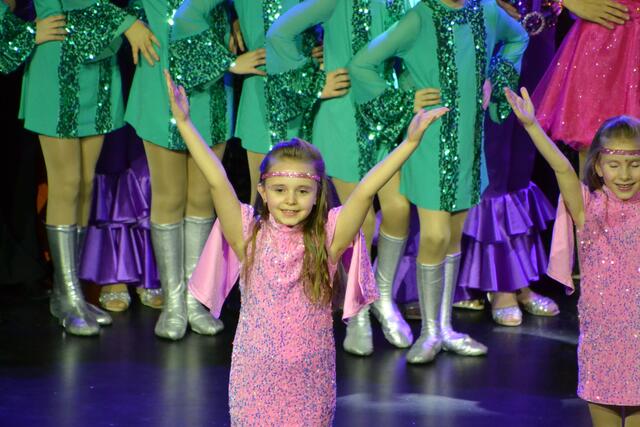 Die "Little Magics" bei ihrer Show "Disco Fever".