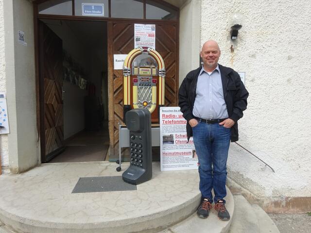 Dr. Alexander Hölze hier am Eingang zum Radio- und Telefonmuseum in der Feré-Straße 1 in Wertingen. Wird seinen Vortrag, am Sonntag, 16. März um 15 Uhr, über "Exoten im Äther" wieder spannend gestalten.. | Foto: Otto Killensberger